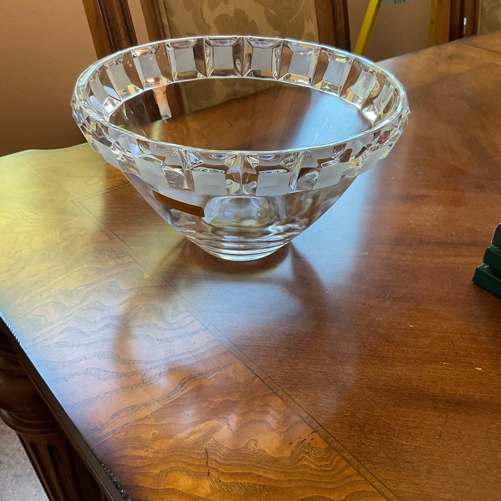 NACHTMANN CRYSTAL BOWL WITH FACETED SQUARE TRIM 8.5” ACROSS - Picture 4 of 15